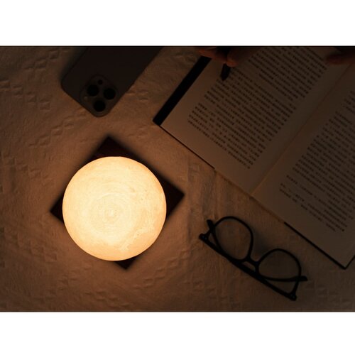 Gingko tamno smeđa led stolna lampa od punog oraha (visina 13 cm) smart lunaspin &amp;ndash; Slike