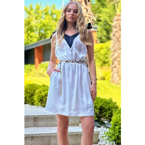 Trend Alaçatı Stili Women's White Strap V-Neck Color Block Lined Belted Woven Dress