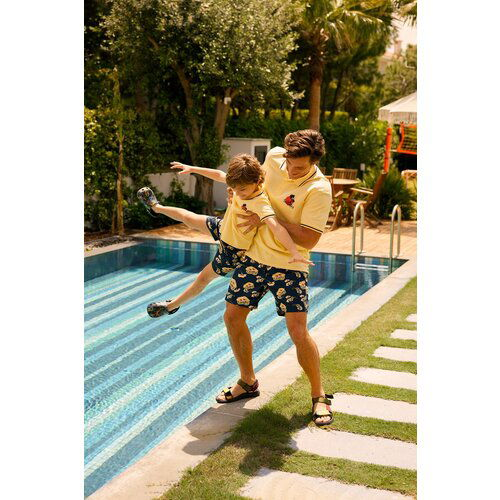 AC&Co / Altınyıldız Classics Boys' Navy Blue-Yellow Standard Fit Regular Fit, Quick Drying Patterned Kids' Swimwear Beach Shorts. Slike