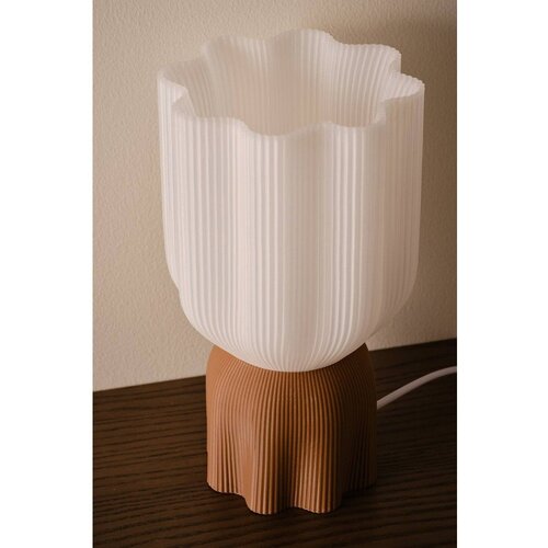 Jotex Bela/rjava plastična namizna svetilka (vi&amp;scaron;ina 27 cm) Camier &amp;ndash; Slike