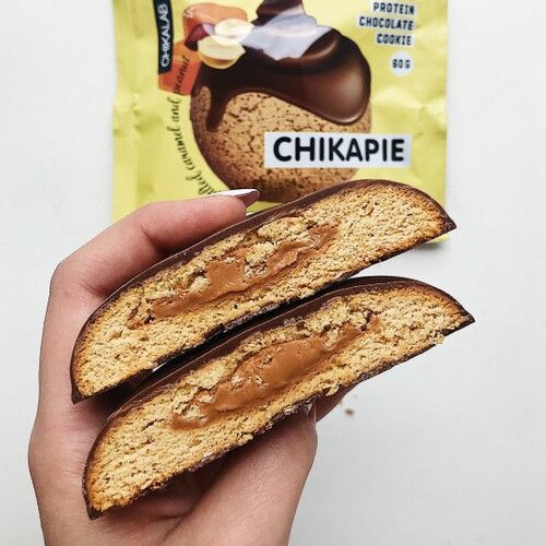 Chikalab - CHIKAPIE Čokoladom preliven proteinski cookie sa punjenjem Kikiriki 60g Slike