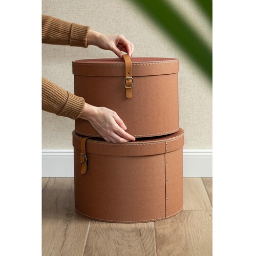 Bigso Rjave kartonaste &amp;scaron;katle za shranjevanje v kompletu 2 ks s pokrovom/dekorativne &amp;oslash; 37,5x25 cm Rut Restore Paper Laminate &amp;ndash; Slike