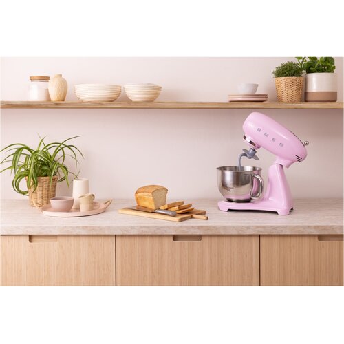 Smeg SMF05PKEU Kuhinjski me&amp;scaron;alnik v roza barvi v slogu 50-ih let, 1000 W, 4,8 za litrska posoda me&amp;scaron;anje in dodatki. Slike