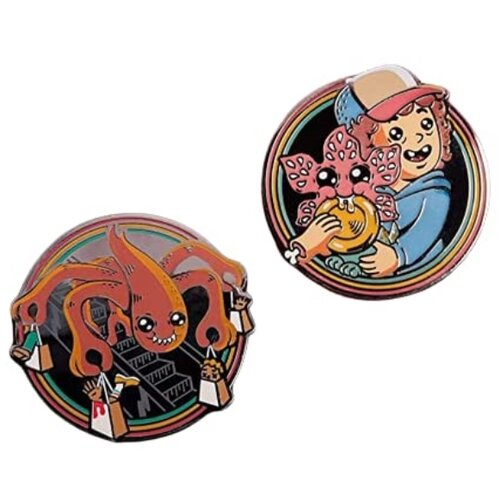 Numskull Zbirateljske kovinske emajlirane značke Pin Kings Official Stranger Things 1.4 - komplet dveh emajliranih žebljičkov na podporni kartici (5056280439172), (20871739) Cene