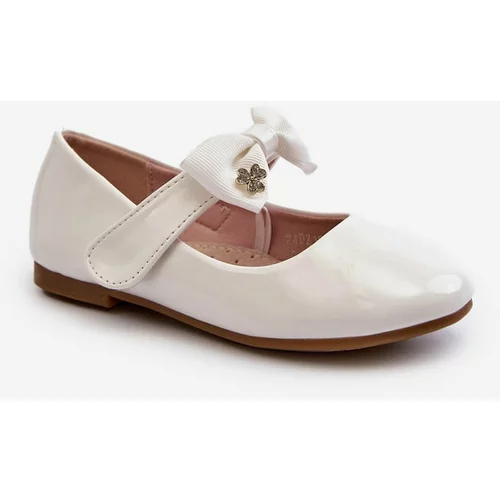 Kesi Children's patent leather ballerinas in white color with Velcro bow