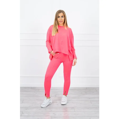 Kesi Complete with an oversized blouse in pink neon color