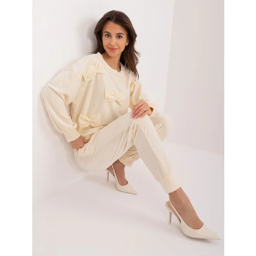 Fashion Hunters Creamy women's casual set made of velvet