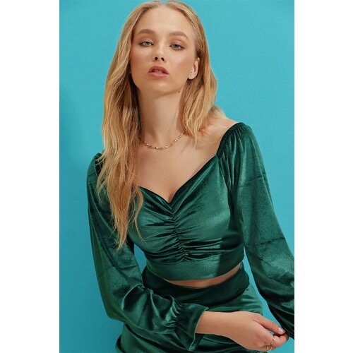 Trend Alaçatı Stili Women's Emerald Green Kiss Collar Front Gathered Velvet Crop Blouse Cene
