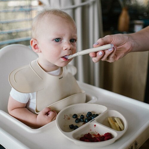 BabyOno silikonski okrugli tanjur s odjeljcima i vakuumom 6 m+, bež Slike