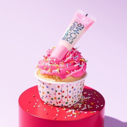 Essence Birthday Bomb transparenten sijaj za ustnice za ble&amp;scaron;čeč sijaj odtenek 01 Cake My Day! 10 ml Slike