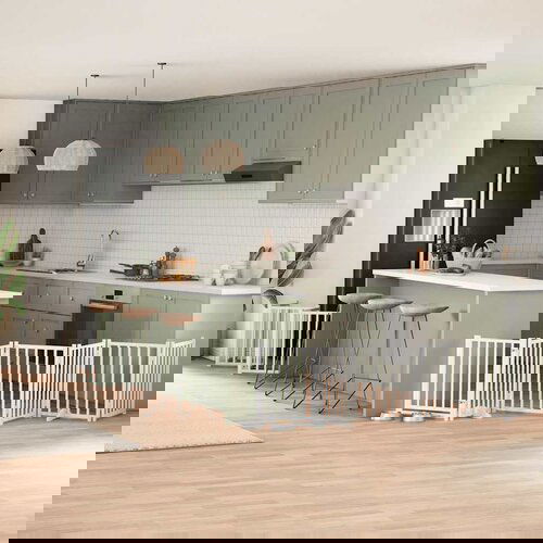 VidaXL Ograda za pse z vrati zložljiva 15 panelov bela 750 cm les Slike