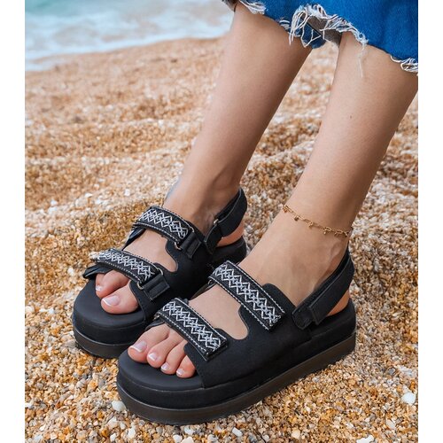 Gemre Black sandals with embroidered straps on a platform Jenisej Cene
