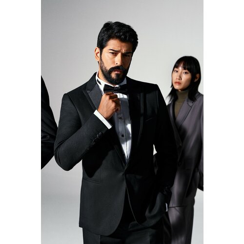 ALTINYILDIZ CLASSICS Men's Black Slim Fit Slim Fit Swallowtail Collar Patterned Vest Tuxedo Suit. Cene