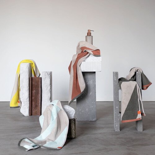 Mette Ditmer Denmark Mentolno zelena frotirna brisača iz organskega bombaža 50x90 cm Diagonal &amp;ndash; Slike