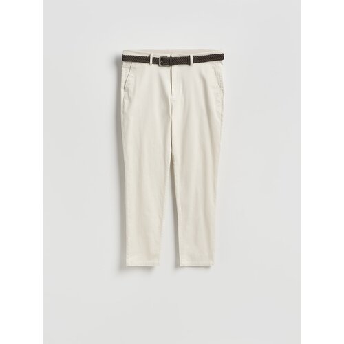 Reserved Chino slim hlače s remenom - krem Cijene