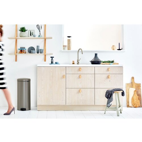 Brabantia kanta za smeće s pedalom newicon 30 l s plastičnim unutarnjim dijelom - platinum Slike