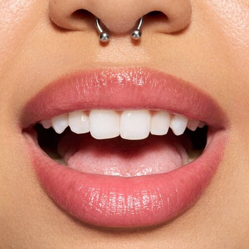 MAC Cosmetics Glow Play Lip Balm hranilni in vlažilni balzam za ustnice odtenek Smile 3.14 g Slike
