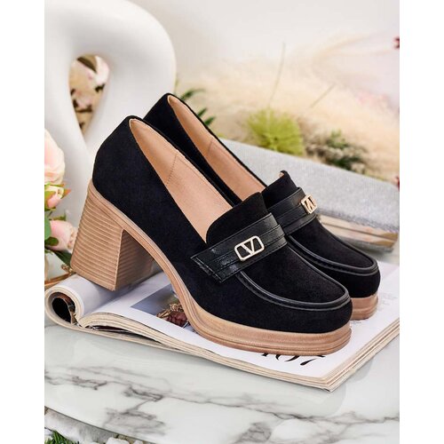 Resti Women's moccasins on a post Lemaneg Cene