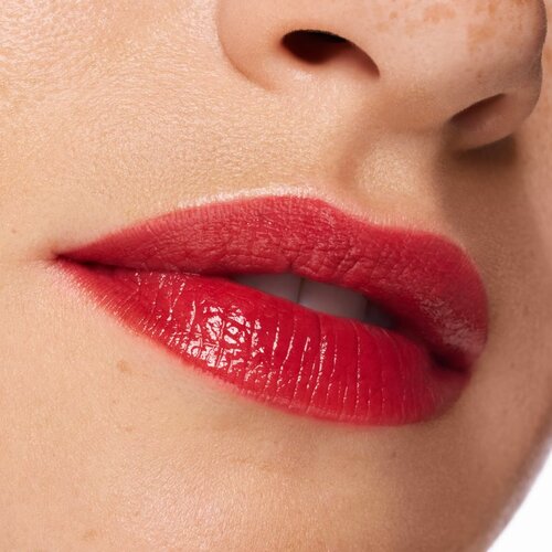Essence Hydra kiss lip tint 04 Classy Red Slike