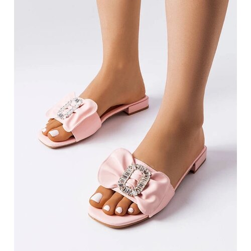 D/CEO White slides Ypsy Slike