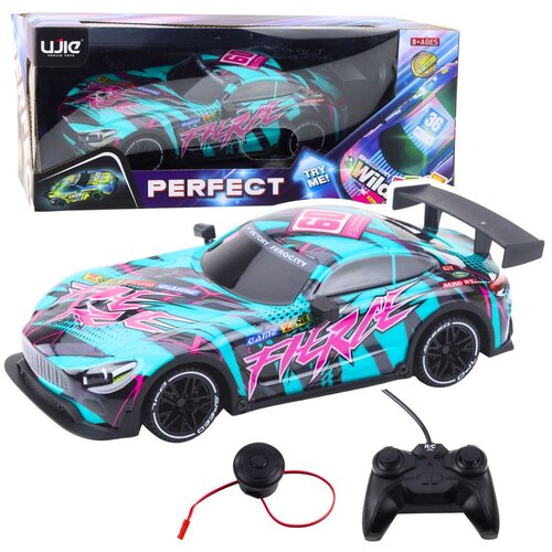 Rc trkaći automobil s osvijetljenim tirkiznim tijelom Slike