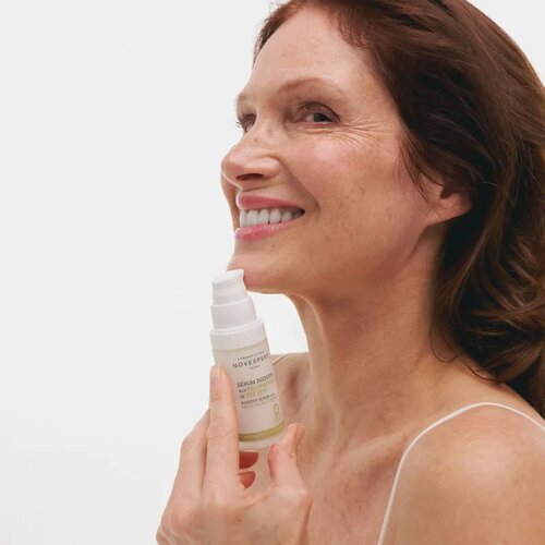Novexpert Booster serum sa polifenolima zelenog čaja &amp;ndash; protiv tamnih fleka i za blistav ten Slike