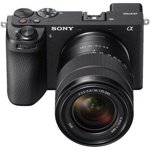 Sony Alpha 6700 mit Objektiv E 18-135mm Cene