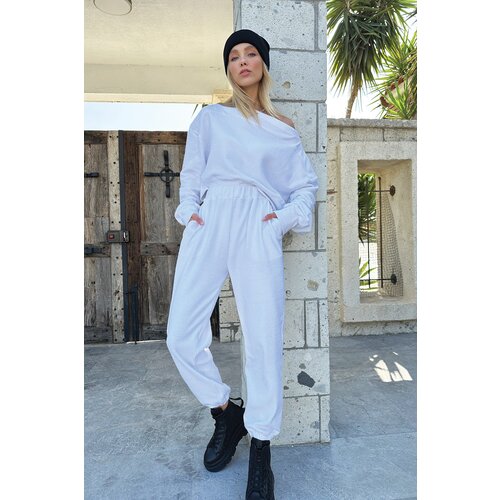 Trend Alaçatı Stili Women's White Double Pocket Elastic Waist And Cuff Jogging Textured Trousers Cene