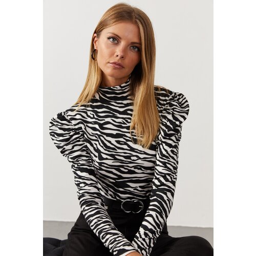 Cool & Sexy Women's Black-White Balloon Sleeve Zebra Pattern Blouse Cene