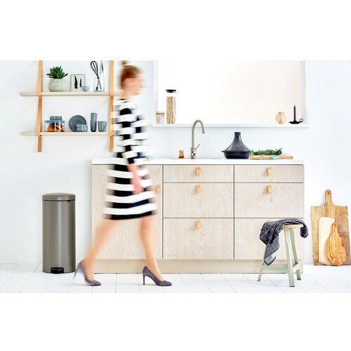 Brabantia kanta za smeće s pedalom newicon 30 l s plastičnim unutarnjim dijelom - platinum Slike