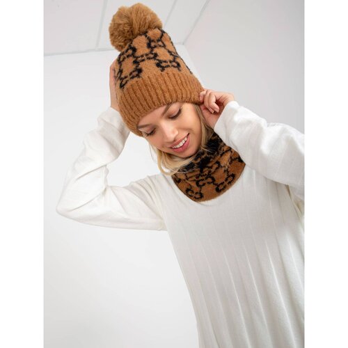 Fashion Hunters Women&amp;#039;s camel and black winter hat with a pompom Slike