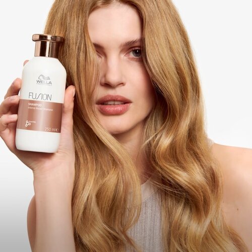 Wella Professionals Fusion regeneracijski &amp;scaron;ampon za barvane in po&amp;scaron;kodovane lase 250 ml Slike