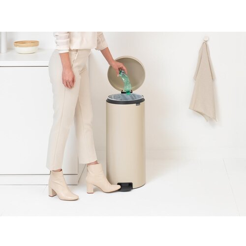 Brabantia Ko&amp;scaron; za smeti s pedalom 30 L s plastičnim vložkom Slike