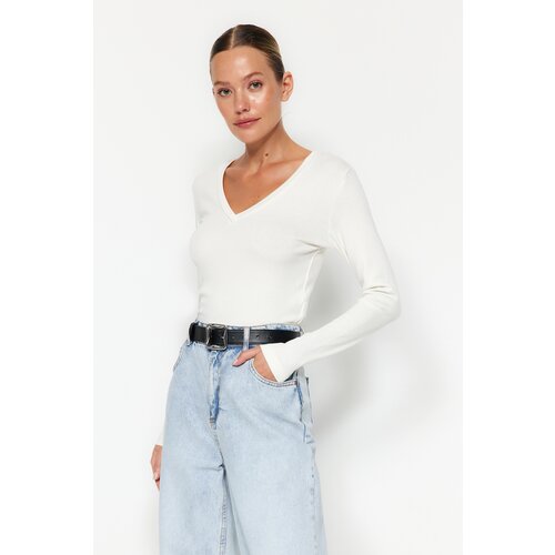 Trendyol Premium Soft Fabric Ecru V-Neck Fitted/Slippery Knitted Blouse Slike