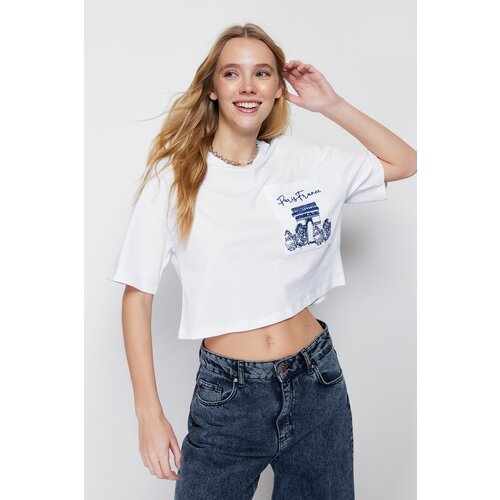 Trendyol White 100% Cotton Crop Knitted T-Shirt with Pocket Embroidery Detail Cene