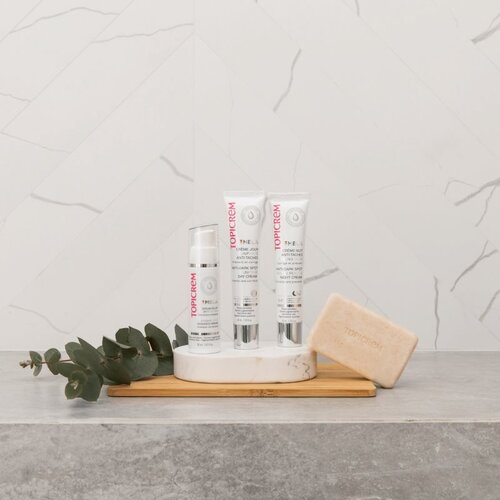 Topicrem MELA Unifying Exfoliating Bar čistilno milo z učinkom eksfoliacije za obraz in telo 150 g Slike
