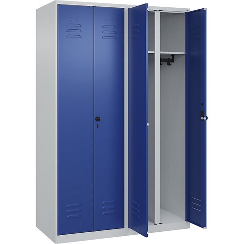 C+P Črno-bela garderobna omara Classic PLUS, 2 dela, svetlo sive / encijan modre barve, VxŠ 1850 x 1200 mm, talni drsniki, vrtljiv zapah Cene
