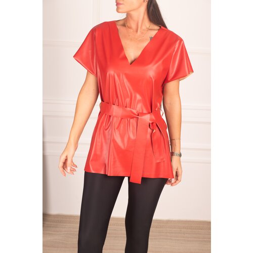 armonika Women's Red V-Neck Leather Look Short Front Long Back Long Belted Blouse Cene