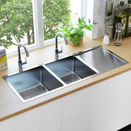 In Ručno rađeni kuhinjski sudoper s cjedilom od nehrđajućeg čelika