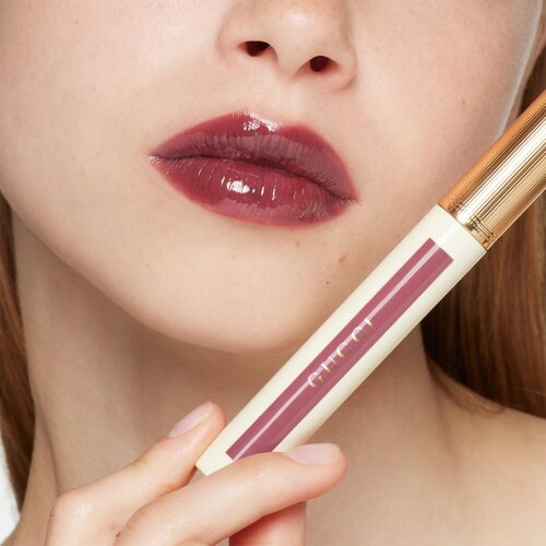 Gucci Glow Oil-In-Water Tint Liquid Lipstick ble&amp;scaron;čeča vlažilna tekoča &amp;scaron;minka odtenek 225 Marianne Mauve 6.5 ml Slike