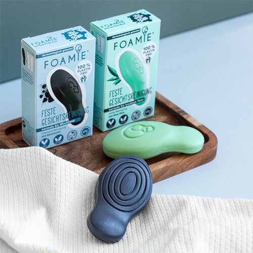 Foamie Too Coal To Be True trdo milo za či&amp;scaron;čenje obraza za normalno do me&amp;scaron;ano kožo 60 g Slike