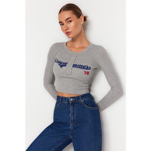 Trendyol Gray Slogan Printed Fitted/Situated Stretch Rib Crop Knitted Blouse Slike