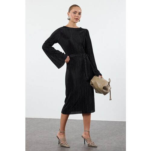 Trendyol Black Premium Pleated Fabric Flare Sleeve Detailed A-Line Midi Knitted Dress Cene