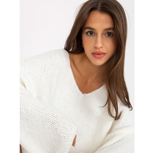 Fashion Hunters Ecru oversize sweater with V-neck RUE PARIS Cene