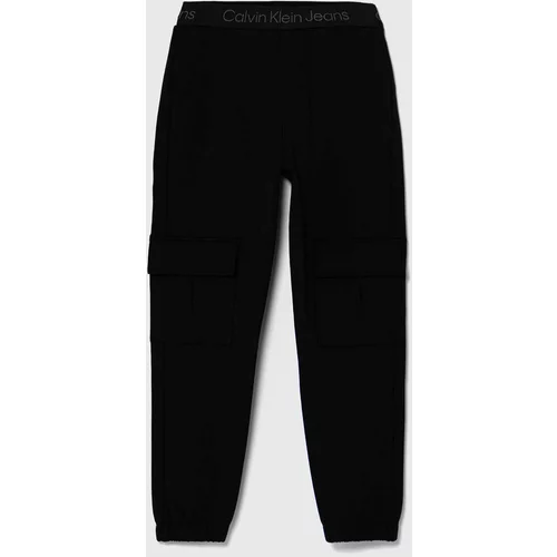 Calvin Klein Jeans Otroški spodnji del trenirke TERRY CARGO črna barva, IB0IB02121