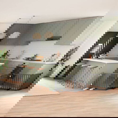 VidaXL Ograda za pse z vrati zložljiva 8 panelov črna 640 cm les Slike