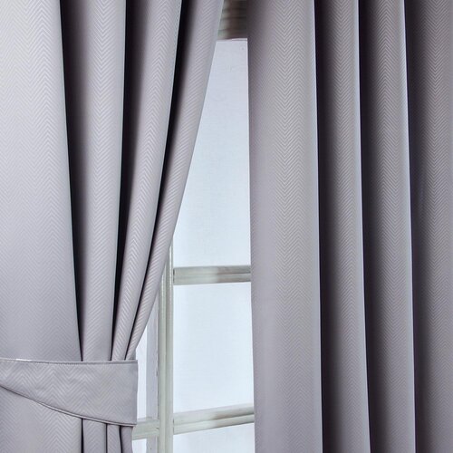 HOMESCAPES Siva ribja kost Chevron Blackout zavese par Eyelet Style, 165x183 cm, (20749202) Cene