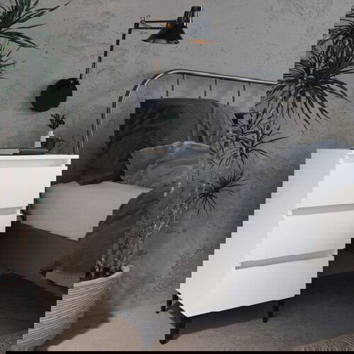 VidaXL noćni ormarić s metalnim nogama bijeli 40 x 35 x 69 cm Slike