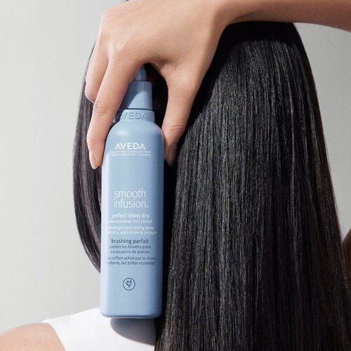 Aveda Smooth Infusion&amp;trade; Perfect Blow Dry gladilno pr&amp;scaron;ilo za su&amp;scaron;enje s su&amp;scaron;ilcem proti krepastim lasem 50 ml Slike