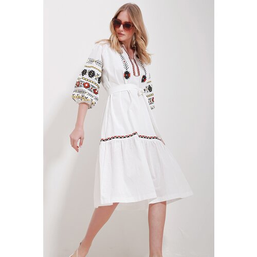 Trend Ala&amp;ccedil;atı Stili Women&amp;#039;s White Big Collar Balloon Sleeve Interior Lined Belted Embroidered Embroidered Dress Slike